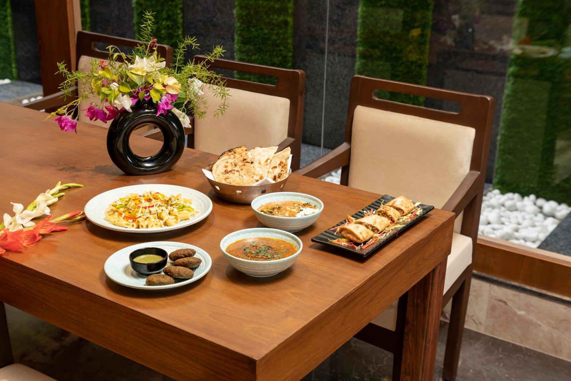 Country Inn Ayodhya - Opposite Airport Buitenkant foto