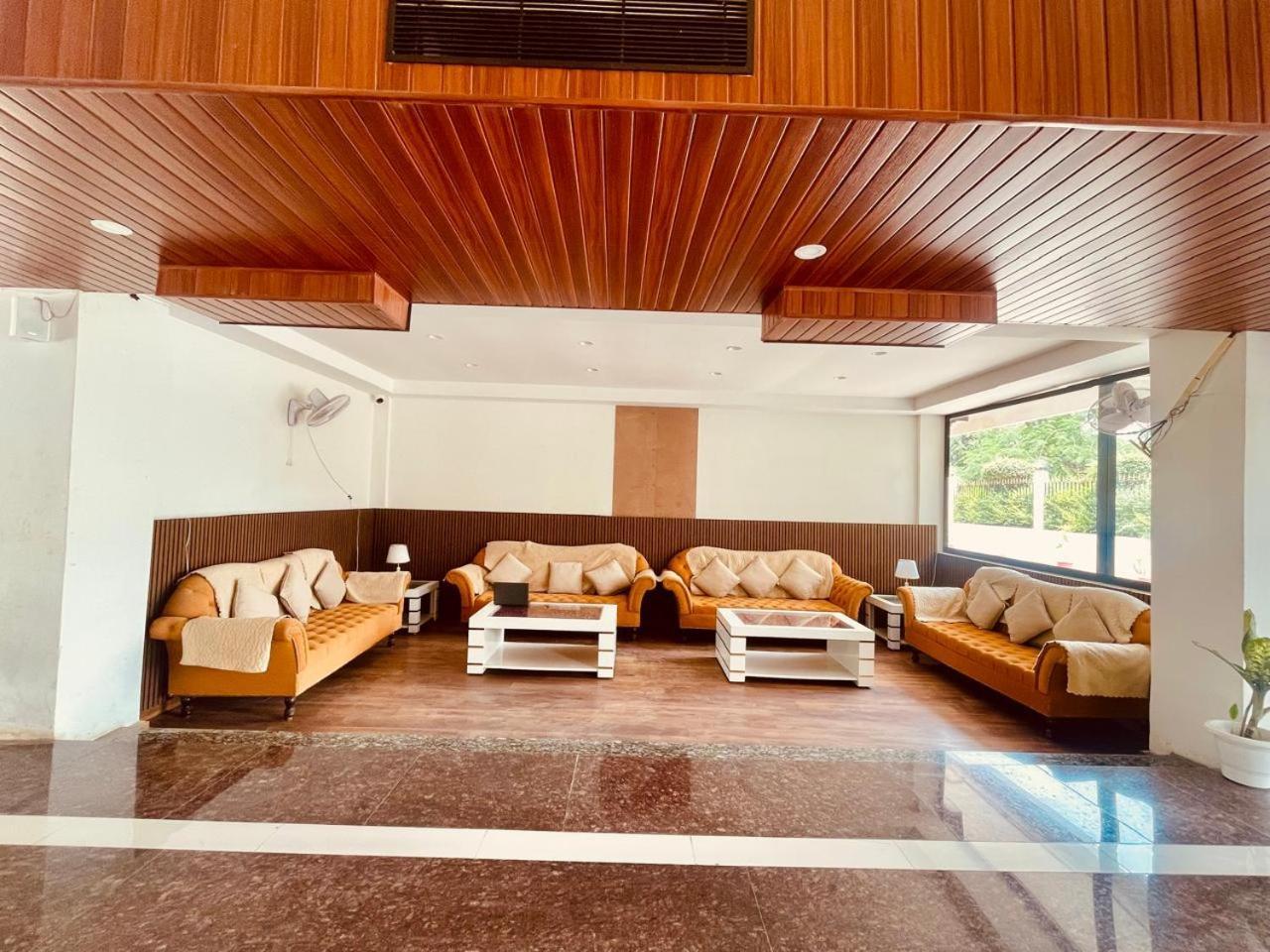 Country Inn Ayodhya - Opposite Airport Buitenkant foto